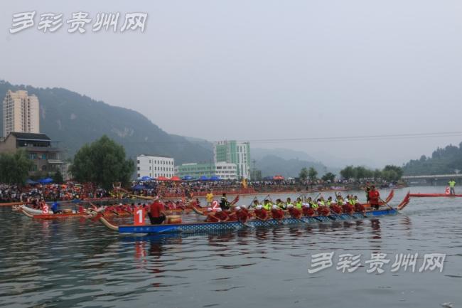 施秉县5月28日正式"入江"的"世界最长木龙舟"闪亮登场,在180名身着