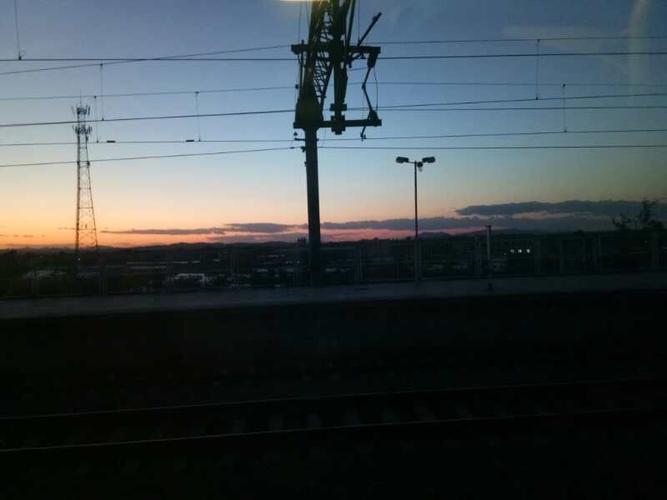 火车窗外美丽的夜景