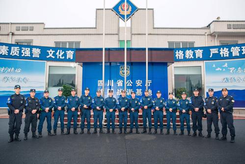 黄家君是绵阳战训基地17个教官中唯一女性教官,毕业于四川警察