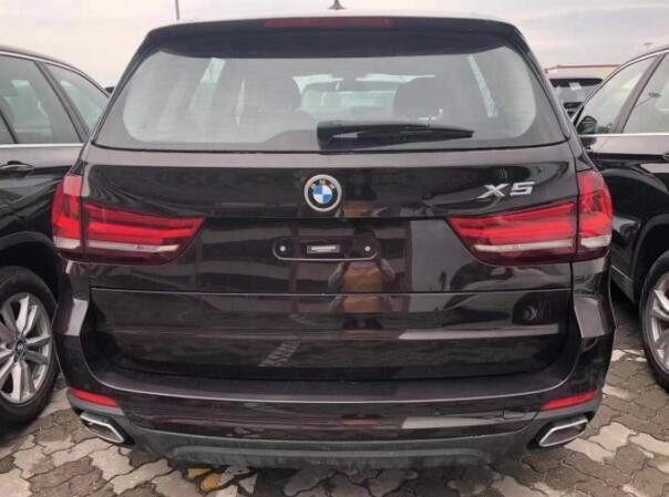 18款宝马x5根本车内彰显出强健的气势和全面的路线适用性.