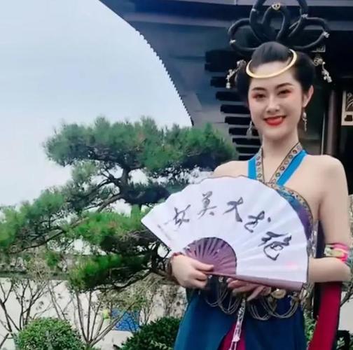 正如下图所示,敦煌石窟跳飞天舞蹈的如意扮演者朱凌涵,她的生活照真的