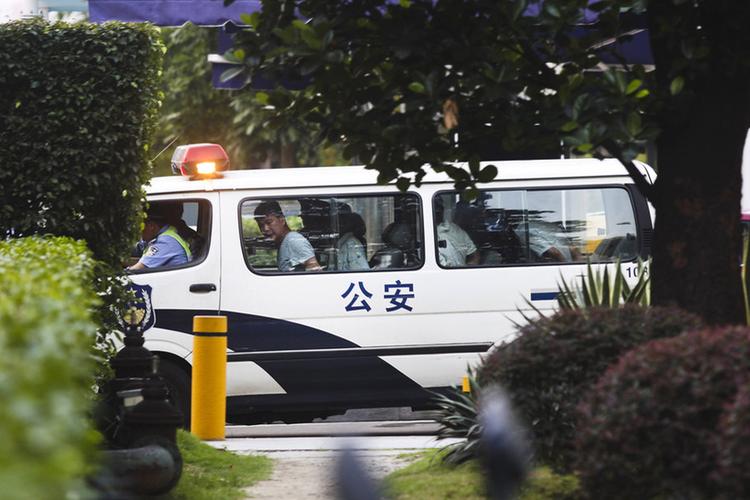 佛山警方抓赌一小伙坠亡 家属医院抢尸 _图片频道_财新网