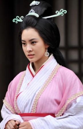 展开全部 戏里田夕的 女随从叫玉子,扮演者叫郝好.