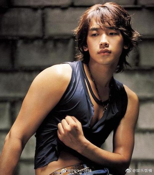 标准八块腹肌谁能想到rain已经39岁了呢这身材可吗