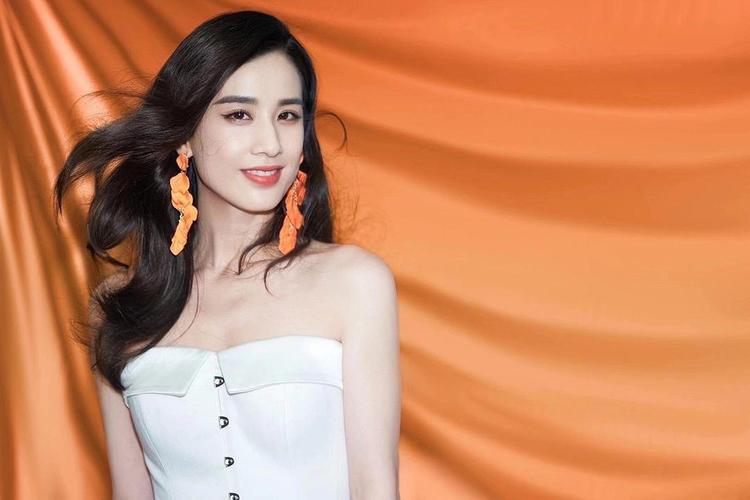 黄圣依与杨子同台演出黄圣依小腿肌肉突出杨子发福双下巴明显