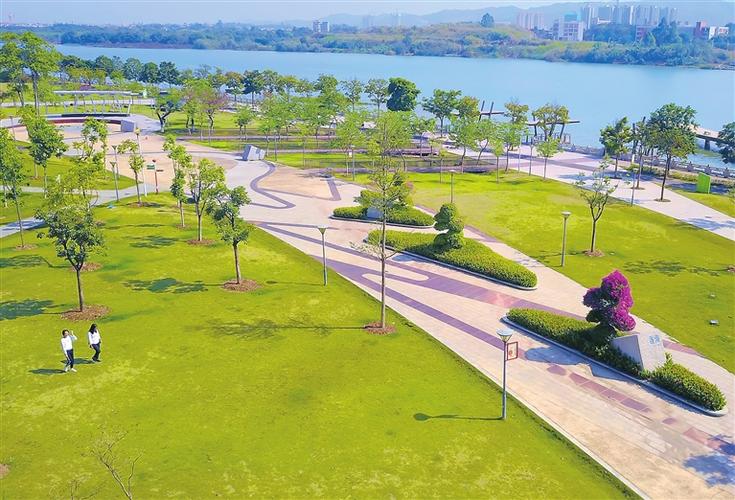 东江湾公园空气清新,风景优美. 本报记者 肖斌 摄