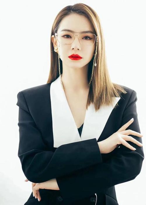 演机器人只有一套工服 太浪费戚薇的好衣品了