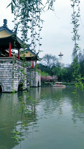 扬州美,春风怡人醉,十里西湖衣带瘦,烟雨江南忘情水,天堂梦幻回