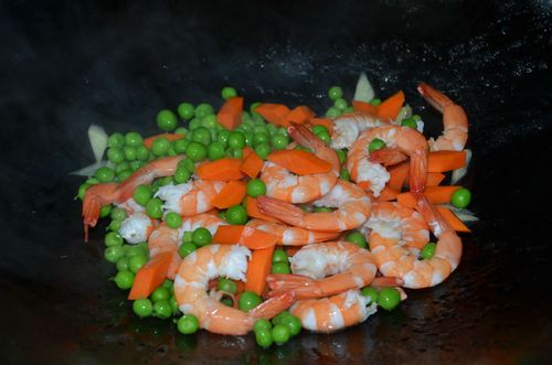 豌豆胡萝卜炒虾仁