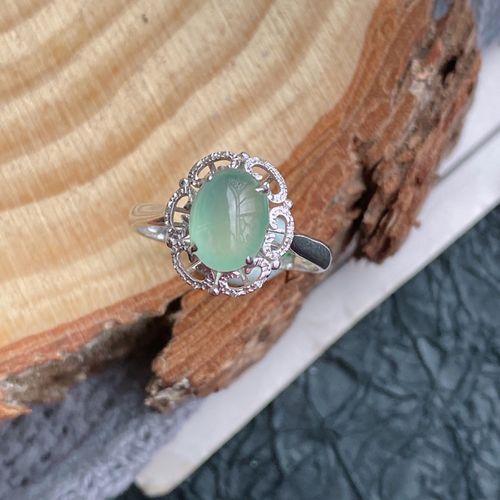 18k金伴钻镶嵌翡翠满绿蛋面戒指,种水好玉质细腻 圆润