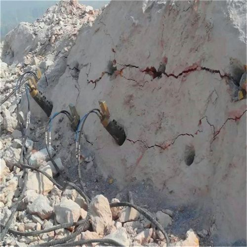 用静态爆破一天能出多少吨/天津矿山煤矿洞采静态防爆设备裂石机