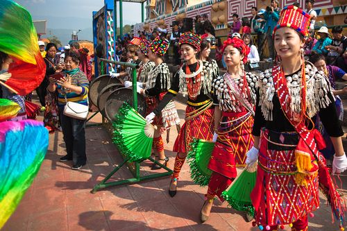 目瑙纵歌节是景颇族最盛大的传统节日