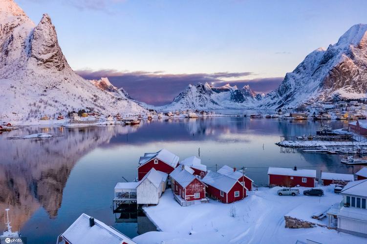 西邻大西洋,海岸线极其蜿蜒曲折,构成了挪威特有的峡湾景色,风光犹如