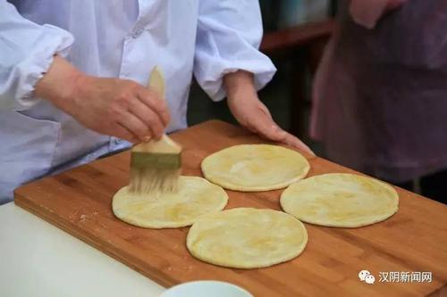 来自蒲溪及周边乡镇的炕炕馍制作高手参赛,现场展示精湛,专业的炕炕馍