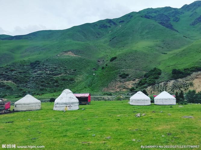 山中的蒙古包图片