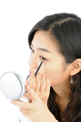 照镜子化妆的美女面部高清图片图片[高清图片,jpg格式]