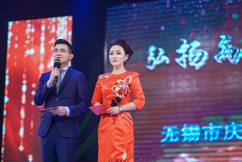 上班幸福指数蹭蹭蹭~         左图是我们无锡教育电视台的优秀主持人