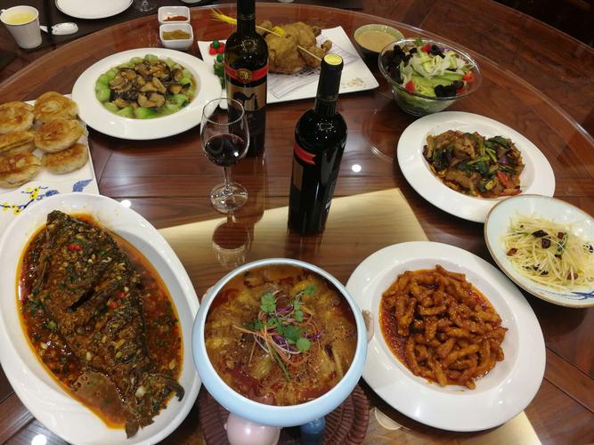 菜量大价格低,性价比超高,上菜特别快,我理解了为什么他们家等位了,真