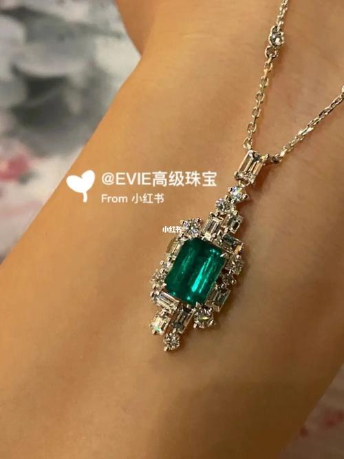 这款祖母绿项链真的超级美丽了!颜色高级上身贵气并且设计相当重工.