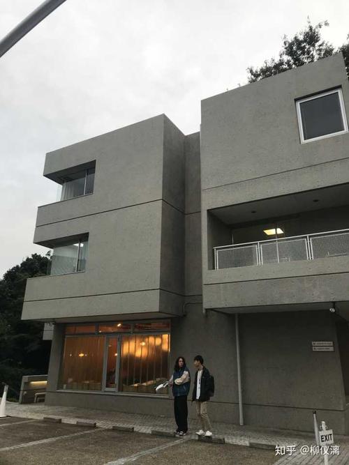 如何看待桢文彦不同时期风格在代官山建筑群里的体现?