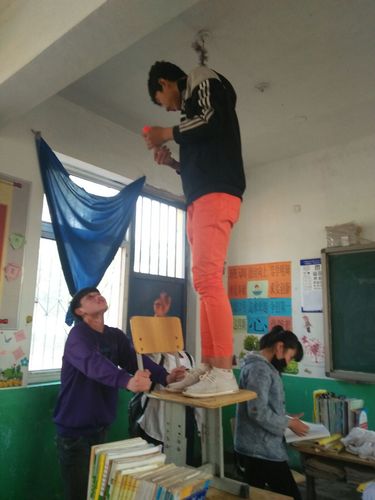 在郝永良的指挥下李博阳踩着桌子贴上字符.
