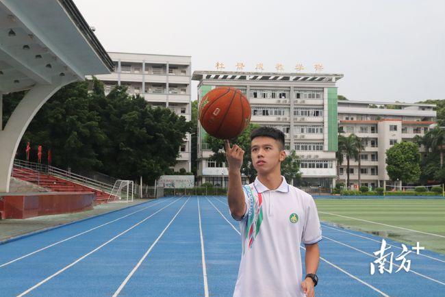 网易首页>网易号>正文申请入驻> 佛冈县第一中学体育特长生陈炫兆今年