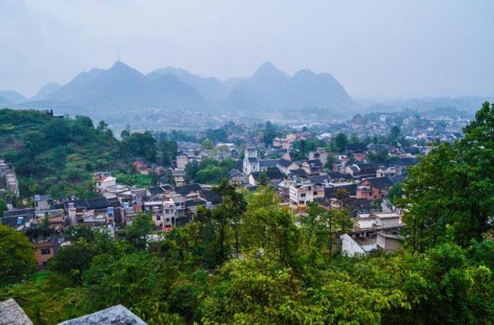 青岩古镇旧城四周有城墙皆用巨石构筑于悬崖之上依山就势巍峨险要颇富