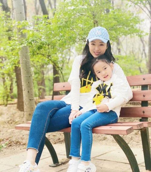 董璇离婚后晒女儿合照t恤配牛仔裤好减龄女儿长大更像妈妈