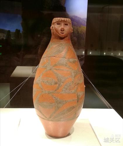 人头形器口彩陶瓶,于1973年出土,距今已6000余年,是大地湾