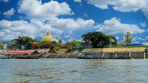 河岸地的堤坝上可以清楚地看到中文的"欢迎金三角经济特区"和中文的