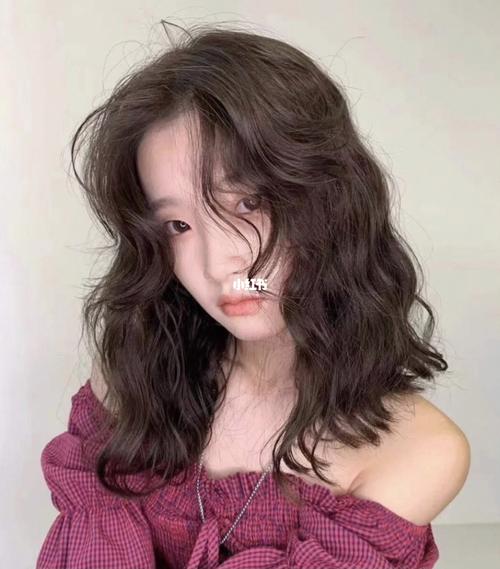 中发烫发发型推荐减龄显发量的蛋卷发 中发烫发发型推荐减龄显发量的