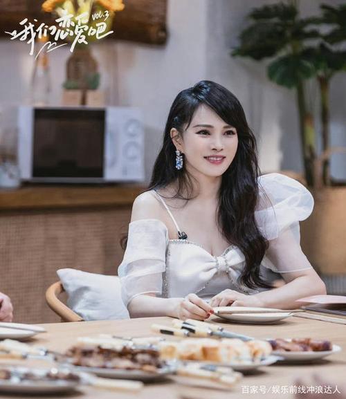 在最近热播的综艺《我们恋爱吧》中,伊能静和几位嘉宾在演播室聊到了