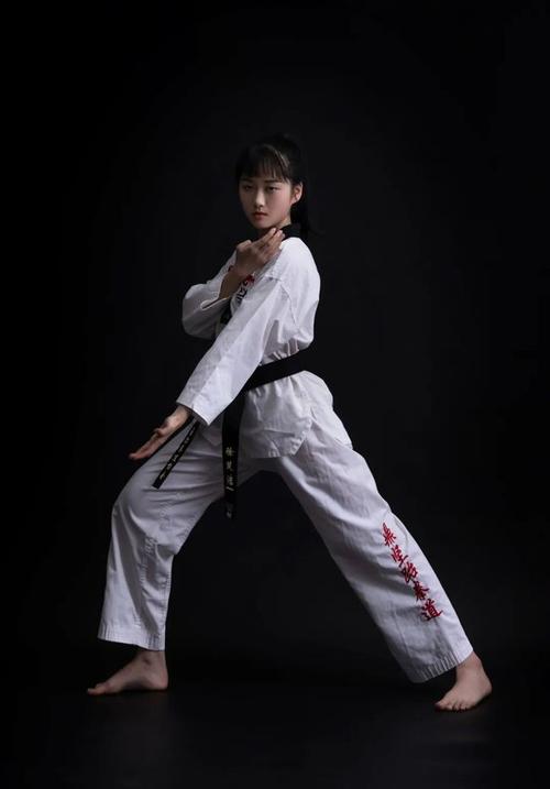 徐楚洁鼎坚跆拳道课程教练员带领孩子们学习跆拳道基础拳法腿法,为了