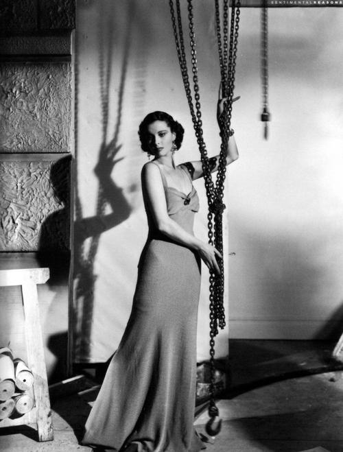 费雯丽的老照片大部分是黑白照片,从这些照片中可以看出她的配饰总是