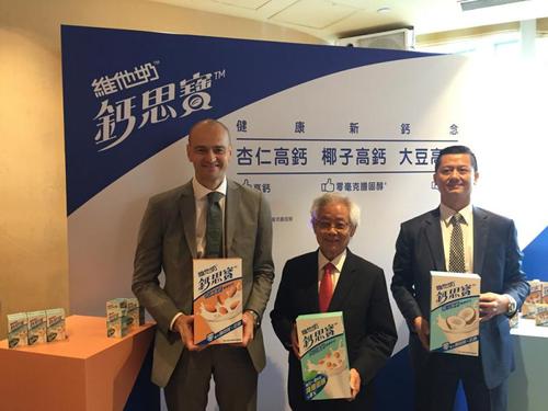 图:图左起为维他奶行政总裁陆博涛,主席罗友礼及首席财务总监刘健成