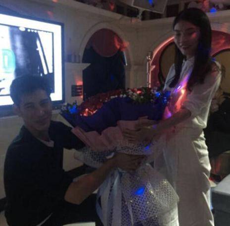 蒲巴甲与小女友咬手亲吻,大概全然忘了和徐冬冬求婚撕逼的事了吧!