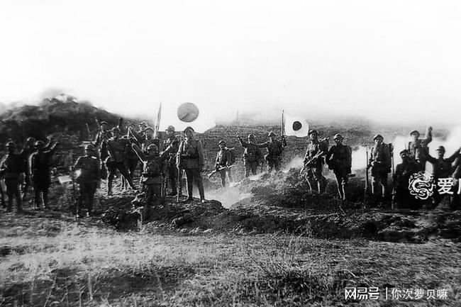 日本侵略东北时的疯狂照背着孩子的妇女也在练习如何开枪杀人