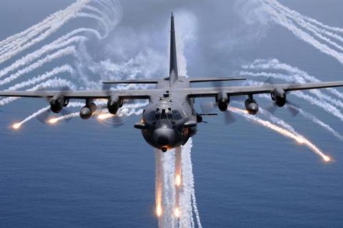 一架美军ac-130"炮艇"攻击机在空中释放干扰弹.