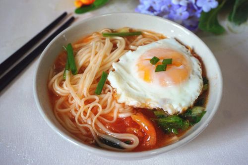 面条盛放碗里加上鸡蛋和葱花,一碗快手,简单又开胃的早餐面条就煮好咯