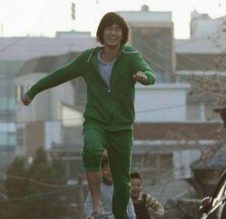 《隐秘而伟大》中,金秀贤把傻瓜演得入木三分