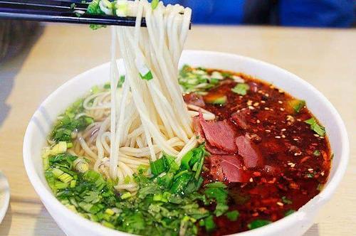 与其他的牛肉面不同,兰州拉面的牛肉总是切的很薄,这是为什么?