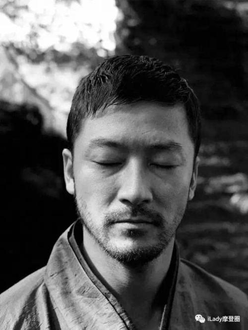 浅野忠信.