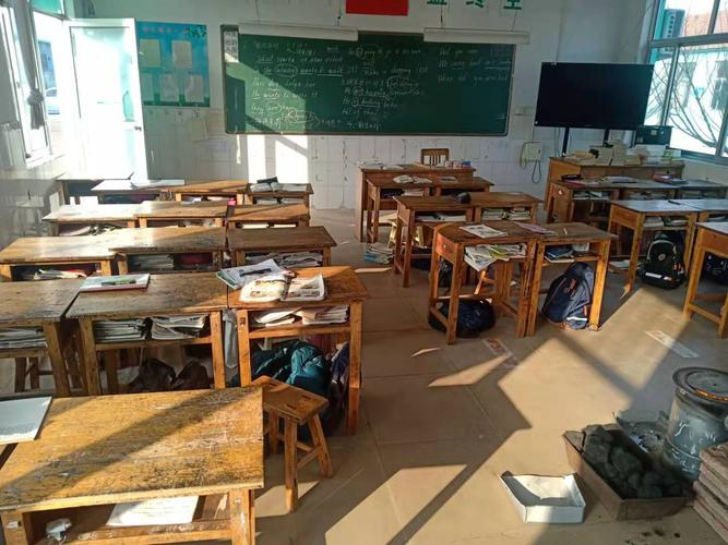 从课间学生桌面和桌洞物品摆放看学生常规习惯