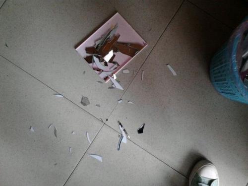 儿媳妇改嫁孙女每天拿着镜子喊妈妈公公觉得怪打碎后蒙了