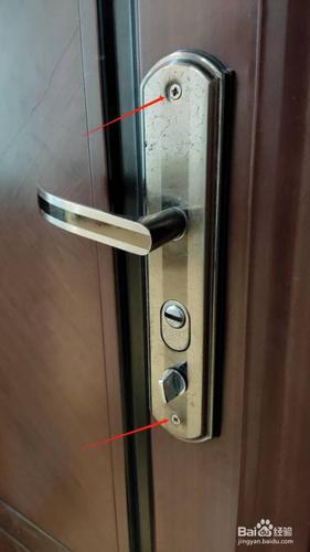 先把房间里边门把手的这两个螺丝拆下来,这两个螺丝拆下来之后,两边