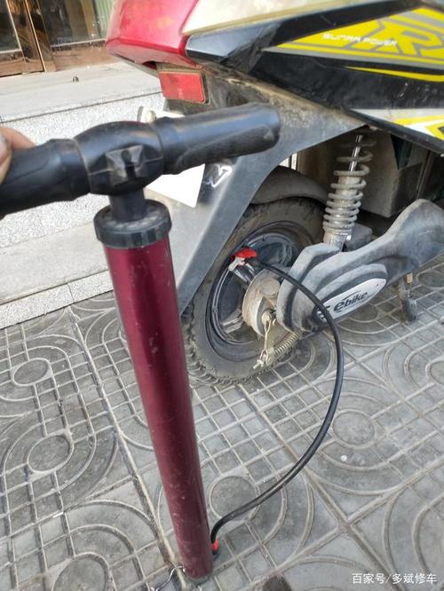 电动车骑在半路轮胎没气了怎么办?教你一个轻松应急办法骑去修补