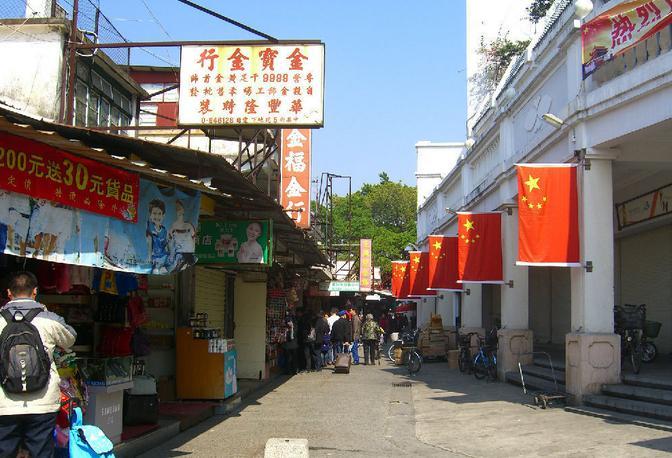 进入中英街,不论内地来深旅客还是深圳居民(沙头角居民除外),都要