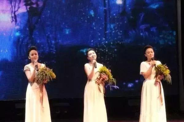 的毕业生组成,中国最早的和声组合之一 ,最初正式成员为:李蓉,陆莉莉