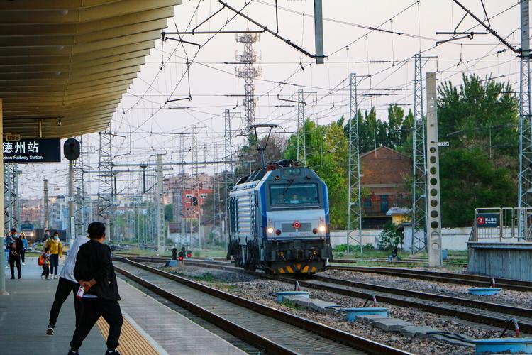 hxd2b电力机车通过德州站