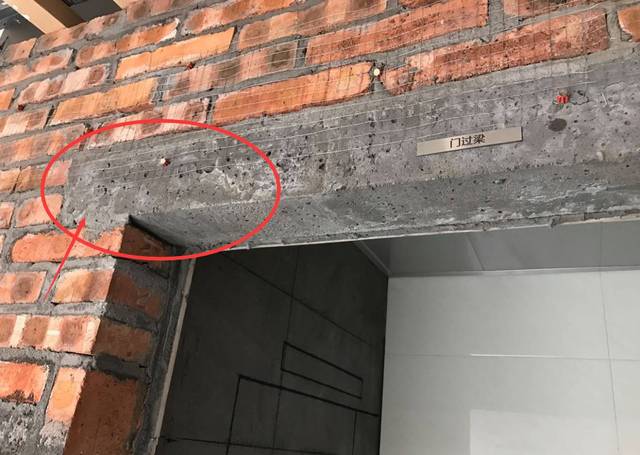     ↑齐家家居体验馆工艺间实拍 门过梁要用钢筋混凝土预臵(模板预制